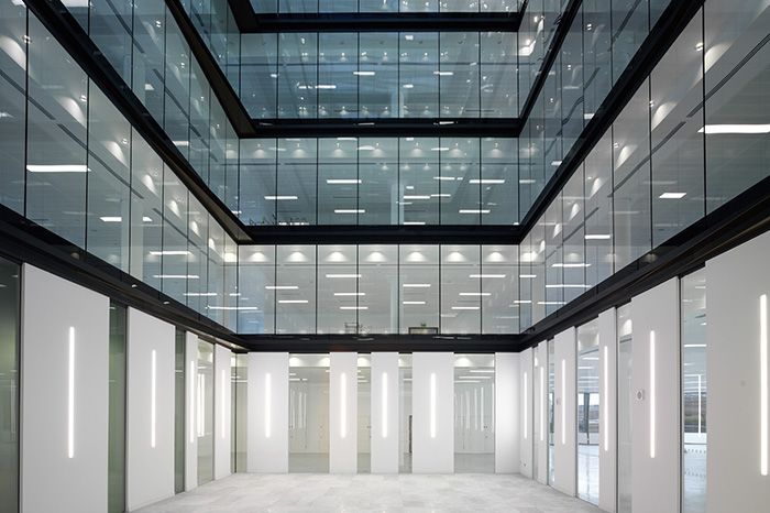 Der große Innenhof des Bürogebäudes am Forbury Place im englischen Reading wurde mit Contraflam Mega El 30 verglast.