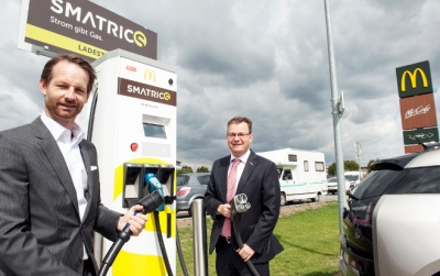 Holger Hirmann (links), Geschäftsführung von McDonald’s Österreich und Michael-Viktor Fischer (rechts), Geschäftsführer von Smatrics präsentieren eine Highspeed-Ladestation. Bis Ende 2015 gehen 60 neue Stationen in Betrieb.