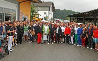 Die Volvo-Golf- und Schnuppergolf-Gemeinde 2013 vor dem Kanonenstart unter schweren  Regenwolken, die aber bis zum Abend dicht hielten.