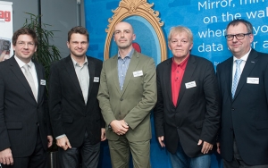 Rege Diskussion und großes Interesse an der Debatte. 120 Besucher waren in den Fabasoft Techsalon gekommen. Im Bild: Martin Szelgrad, Report; NAbg. Albert Steinhauser, die Grünen; Peter Resch-Edermayr, synetics; Johann Maier, Datenschutzrat im Bundeskanzleramt; und Helmut Fallmann, Fabasoft.