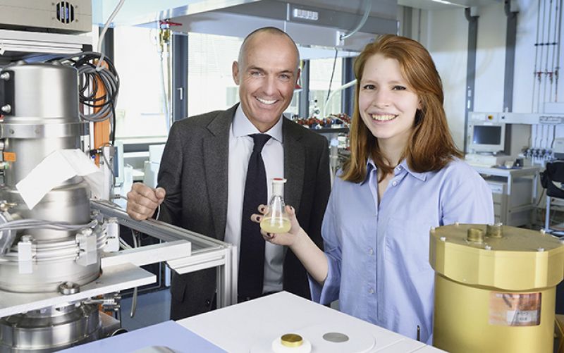 Bundesminister Gerald Klug mit Forschungspraktikantin Clara Eibensteiner.