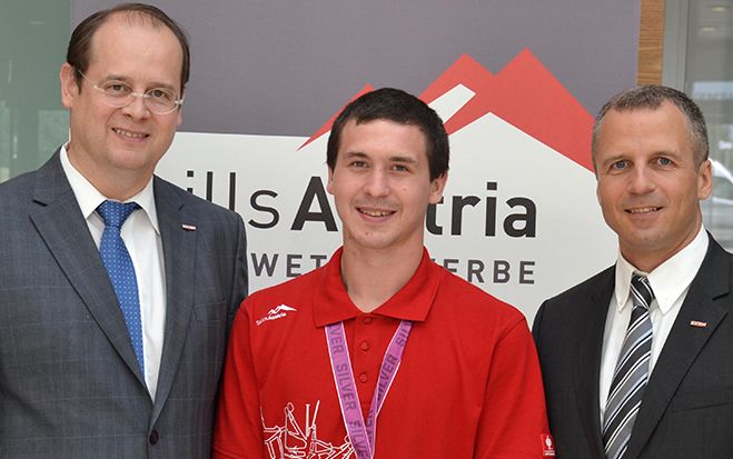 Martin Mittelberger beim Flughafen-Empfang in Wien-Schwechat mit Manfred Katzenschlager (l.) und Peter Scherer von der Geschäftsstelle Bau.