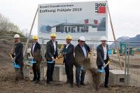 Foto: Spatenstich mit Robert Schmid, Geschäftsführer Baumit Beteiligungen (3.v.r.), für das neue Fassadenzentrum in Hall in Tirol. 