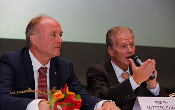 Diskussion auf der Konferenz: Christoph Wagner, Präsident Kleinwasserkraft, und Vizekanzler Reinhold Mitterlehner (re.).