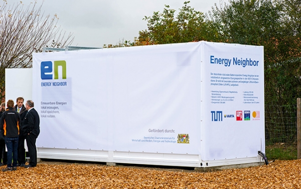 »Energy Neighbor« ist ein stationärer Zwischenspeicher. In einem Projekt in der oberbayerischen Gemeinde Kirchdorf liefern acht Racks mit jeweils 13 Modulen zu je 192 Batteriezellen eine Speicherkapazität von 200 kWh.