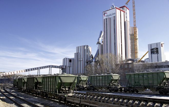 (Foto: Unger Steel Group) Beim neuen Holcim-Zementwerk nahe Moskau zeichnet Unger für die gesamte Stahlkonstruktion, die Dachverkleidungen und Fassaden verantwortlich.