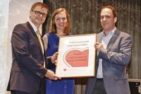 Als Dank für die Unterstützung gab es für die Mapei Betontechnik &quot;ihr Stück vom Herzen&quot;. Andreas Wolf, CEO Mapei, Doris Floh, Marketingleitung Mapei, und Thomas Mayer, Obmann Stv. des Vereins &quot;Ein Stück von Herzen&quot;.