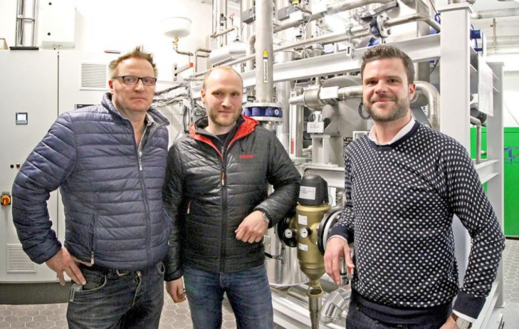 Freuen sich über die Umsetzung des neuen Energiekonzepts: Braumeister Markus Würz, Jan Seibert von Geiger Energietechnik und Niklas Zötler, Geschäftsführer der Brauerei Zötler.