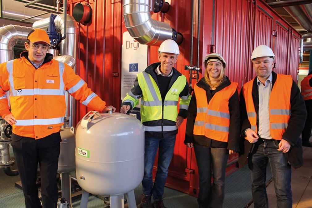Foto: Hochtemperatur-Wärmepumpe für Trocknungsprozesse mit Carlo Callegati und Stefan Puskas (Wienerberger), Veronika Wilk und Thomas Fleckl (AIT).