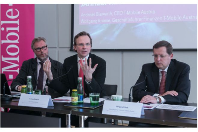 (Foto: T-Mobile) Helmut Spudich, Unternehmenssprecher, Andreas Bierwirth, Geschäftsführer, und Wolfgang Kniese, Finanzgeschäftsführer, ber der Jahrespressekonferenz 2013 von T-Mobile Austria.