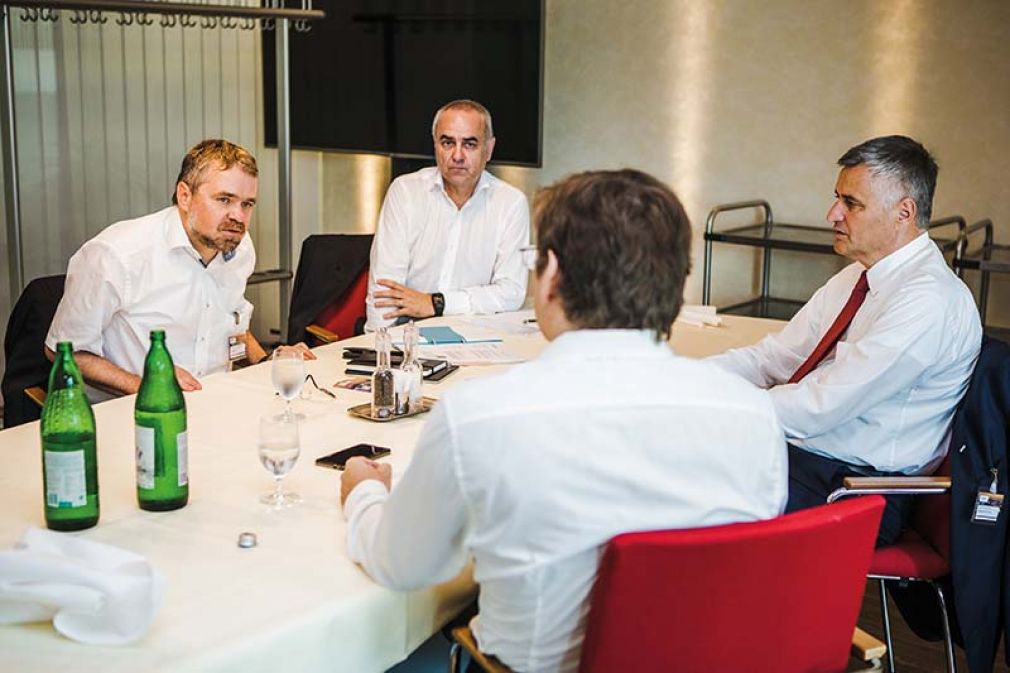 Foto: Michael Weinhold (li.) und Gerd Pollhammer (re.) setzen auf eine rasant zunehmende Elektrifizierung der Gesellschaft und Wirtschaft. Mitte: Pressesprecher Walter Sattlberger, Siemens.