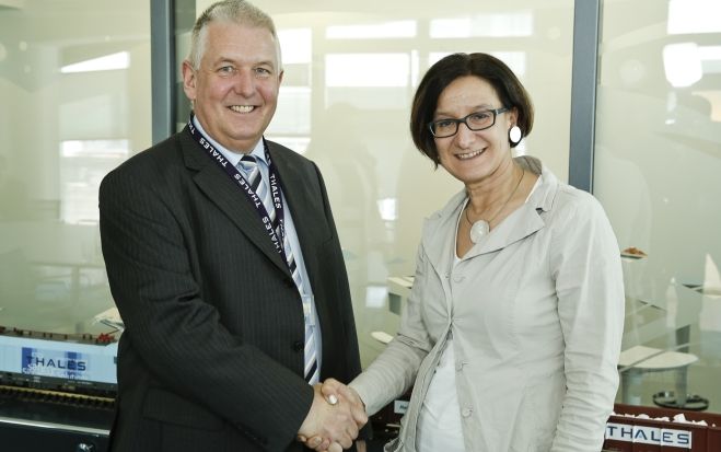 Innenministerin Johanna Mikl-Leitner stattet Alfred Veider, CEO Thales Austria, einen Besuch ab. Foto: Thales 