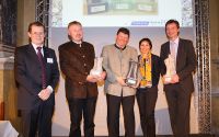 (Foto: Forum Rohstoffe) Die Preisträger: Robert Wasserbacher (GF Forum Rohstoffe), Koloman Riedler (GF Riedler Kies und Bau), Kurt Bernegger (GF Bernegger), Ursula Huber-Wilhelm (Vorsitzende Forum Rohstoffe), Reinhard Pfleger (GF Schärdinger Granit Industrie). 