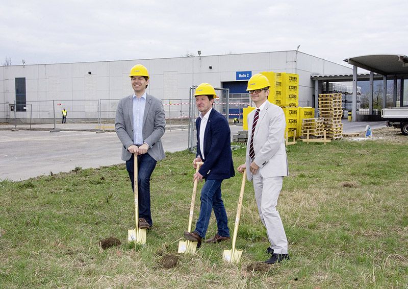 Foto: Martin Zink, Betriebsleiter, Heinz Konrad, Bürgermeister von Nußdorf ob der Traisen, und Andreas Wolf, Geschäftsführer Mapei Austria, beim Spatenstich für die neue Halle in Nussdorf. 