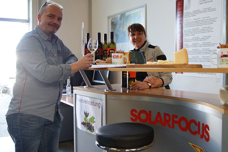 Auch bei der Weinverkostung holten sich die Gäste Informationen zu den Solarfocus-Produkten.