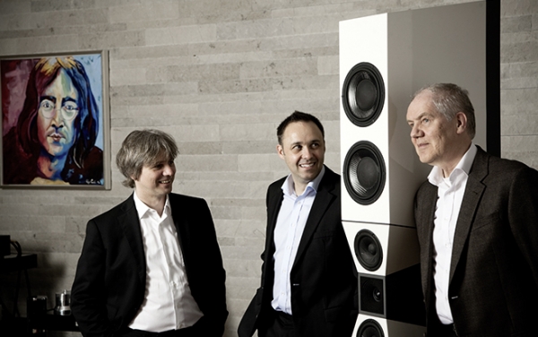 Franz Stöger, Hannes Palfinger und Peter Schippers verlegen den Sitz von Audiodata nach Österreich und bauen an einem neuen Lautsprechersystem.