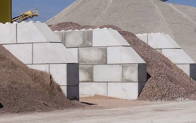 (Foto: Wopfinger) Stein für Stein werden mit dem Betonbloxx-System ohne Schalungsaufwand Wände errichtet.