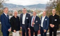 Foto: Die Referenten der von den beiden Unternehmen organisierten Wohnbauveranstaltung in Innsbruck (v.l.n.r.): Udo Klamminger, Prof. Dietmar Eberle, Mag. Johannes Tratter, KR Otto Ordelt, DI Hannes Reichelt und Dr. Wolfgang Andexlinger