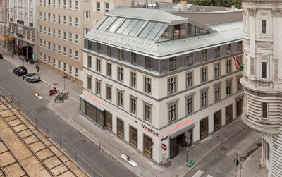 Hinter den leicht spiegelnden Polycarbonatstegplatten sorgt die Fixrock 035 Austria für das perfekte Raumklima im Dachgeschoß im Sommer und Winter.