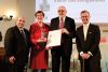 Foto: Feierliche Übergabe des  »Red Arrow«: David Ungar- Klein (Create Connections), Theresia Vogel (Klima- und Energiefonds), Andreas Matthä (ÖBB-Holding) und Bundesminister Norbert Hofer