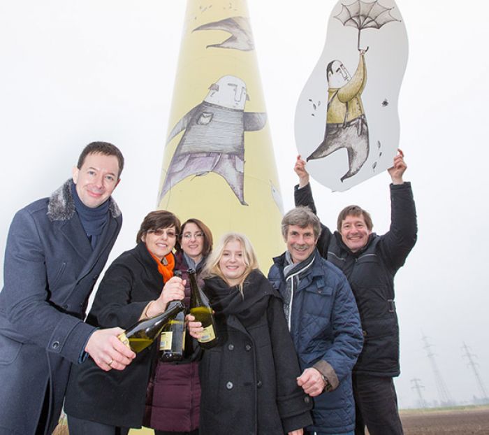 Karl Gruber (Wien Energie), Michaela Länger (Siemens), Manuela Sachs (Bezirksvorstehung Favoriten), Julia Bichler (Künstlerin), Rudi Wieselthaler (Grundstückbesitzer) und Stefan Moidl (IG Windkraft)