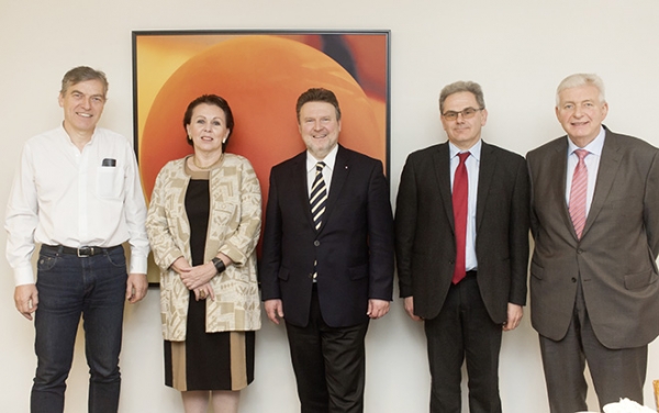 Die Diskutanten: Herbert Ablinger, Architekt und Vorstand der Plattform LeonardoWelt Elisabeth Stampfl-Blaha, Direktorin Austrian Standards Institute  Michael Ludwig, Wohnbaustadtrat Wien  Josef Karner, Wirtschaftsministerium Abteilung für Normenwesen Wilhelm Zechner, Vorstand Sozialbau AG