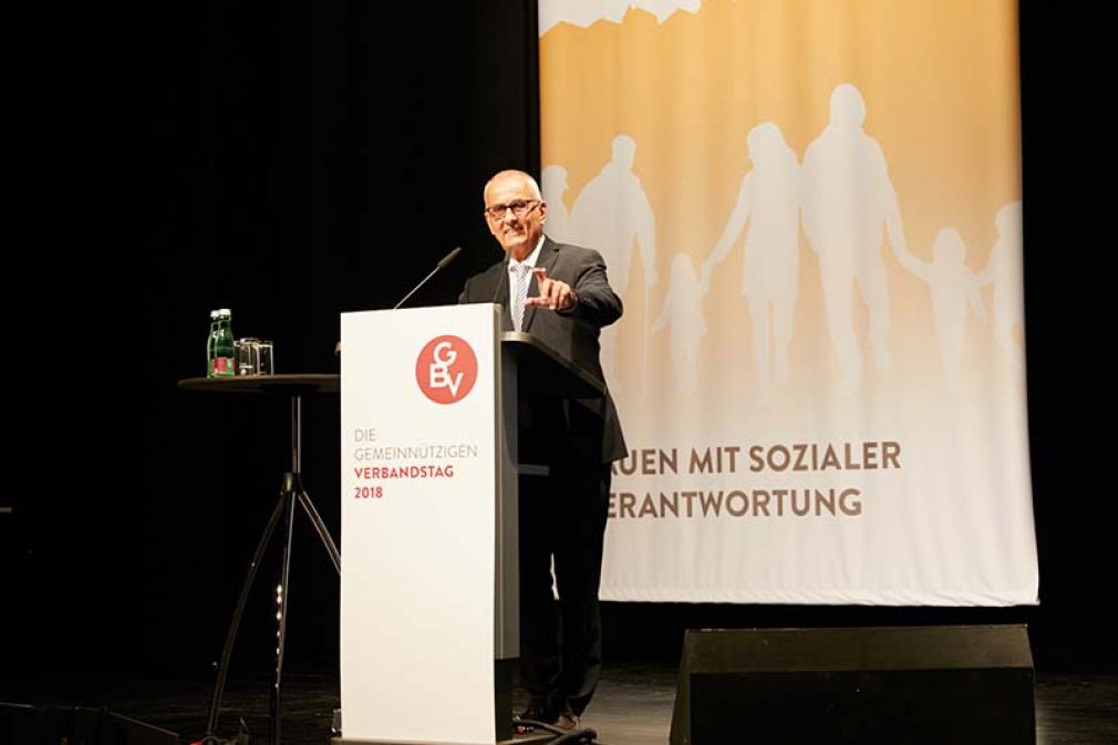 Foto: Über 300 Personen aus ganz Österreich nahmen auch heuer wieder am jährlichen Verbandstag der gemeinnützigen Bauvereinigungen teil (im Bild: GBV-Obmann Karl Wurm).