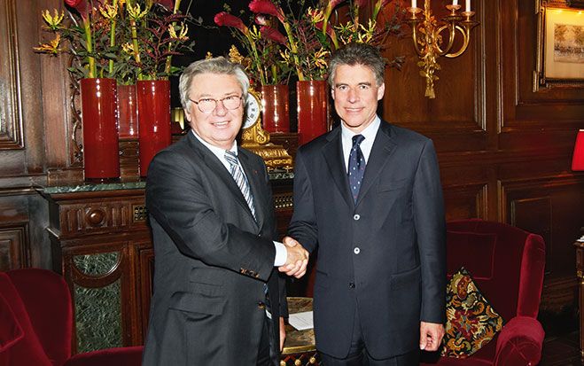 fischer-Firmenchef Klaus Fischer freut sich auf die Zusammenarbeit mit Konrad Bergmeister, der die Kooperation zwischen dem Unternehmen und der Boku koordiniert.