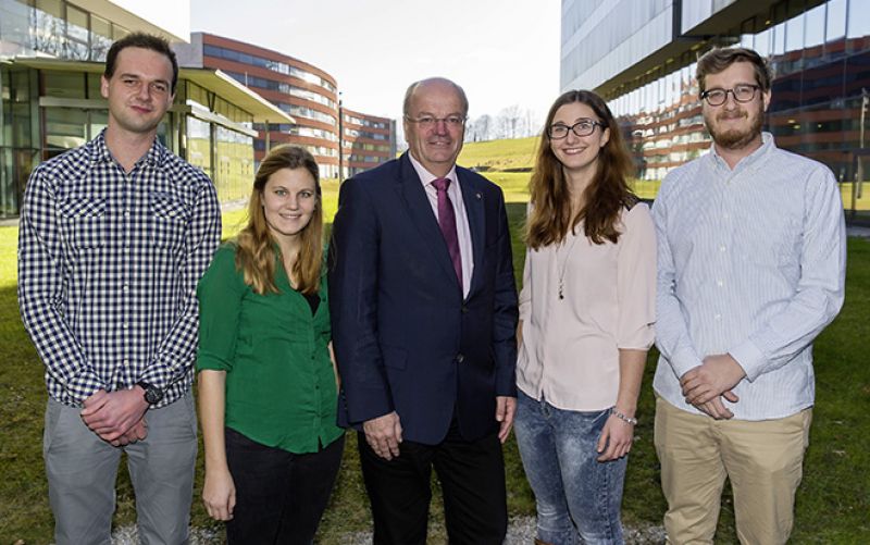 Christian Struber (Mitte) mit den Stipendiaten Michael Egger (IT &amp; Systemmanagement), Hannah Reiter (Gesundheits- und Krankenpflege), Juliane Laubichler (Soziale Arbeit), Matthias Gnigler (Smart Building).