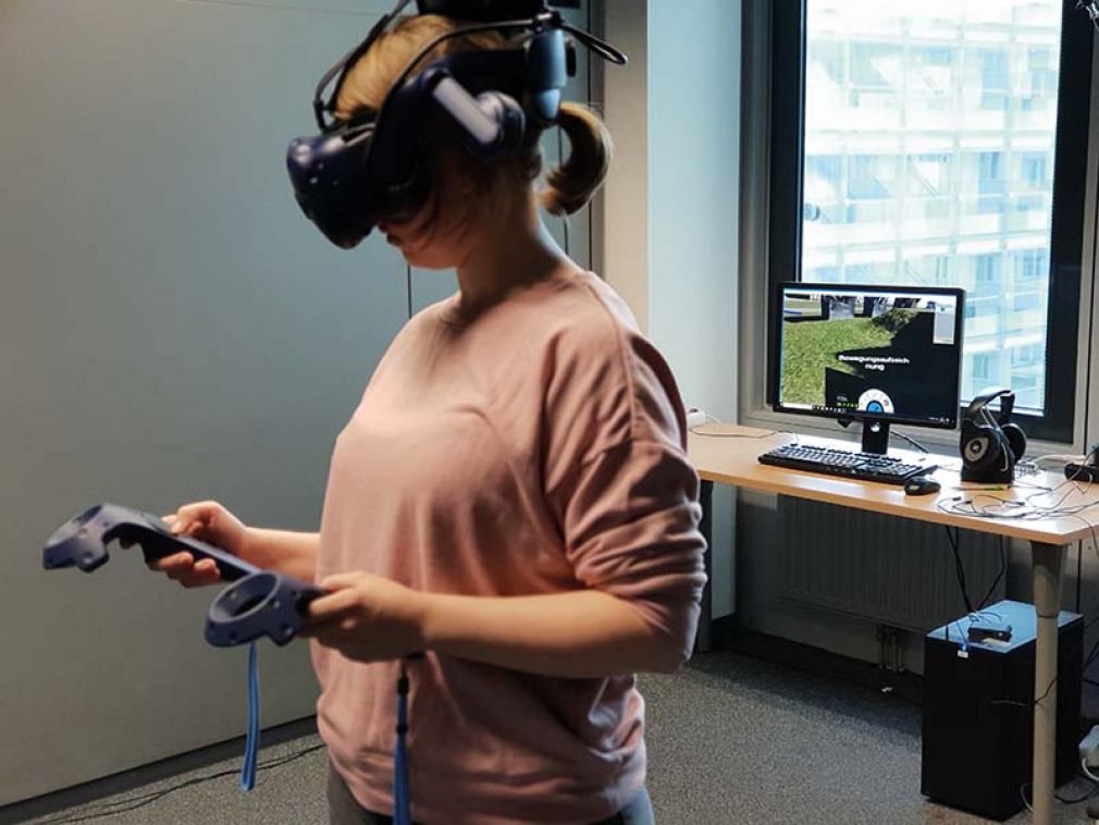 Foto: In der VR-Anwendung bewegen sich die User durch 3D-rekonstruierte urbane Szenen, so können Einsatzgebiete »aus der Ferne« kennengelernt werden.