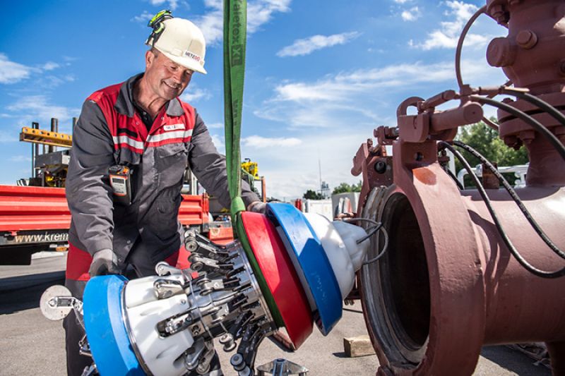 Der Reinigungs- und Inspektions-Molch wird in die Erdgas-Hochdruckleitung geladen und vom Erdgasfluss vorangetrieben ohne den Betrieb der Pipeline zu unterbrechen.