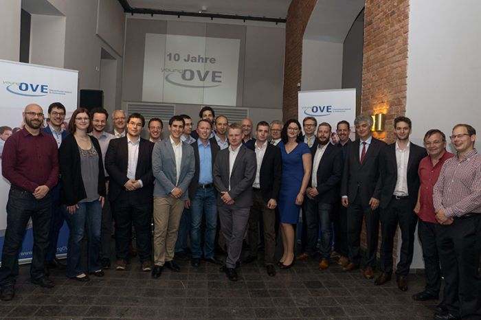 Mehrere Generationen feierten das Jubiläum der OVE-Studierendenplattform.