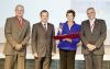 Im Vorjahr ging der Staatspreis Unternehmensqualität an Infineon. Im Bild: David Kelly (Präsident AFQM), DI Christian Schönbauer (Sektionschef für Energie und Bergbau im Bundesministerium für Wirtschaft, Familie und Jugend), Infineon-Vorstandsvorsitzende Monika Kircher mit Quality-Austria-CEO Konrad Scheiber (v.l.n.r.).