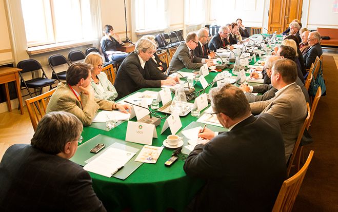(Foto: Bundesinnung Bau) Runder Tisch: Experten und Abgeordnete waren sich einig, dass rasche Maßnahmen notwendig sind, um die Leistbarkeit des barrierefreien Wohnens im Alter sicherzustellen. 