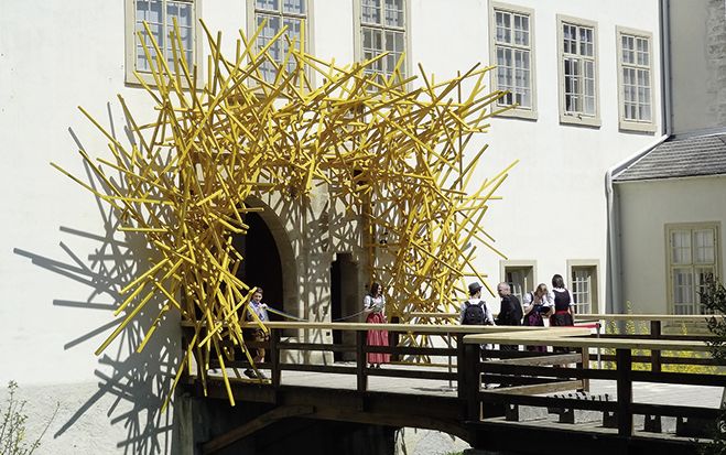 (Foto: Baukultur) Überdimensionale Strohhalme als Eingangsgestaltung für das Schloss Asparn.