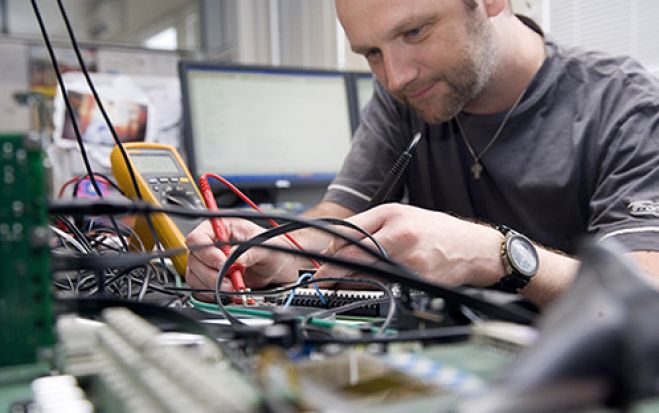 Heimischer Facharbeitermangel ist nicht nur in der IT und Elektronik zu spüren.