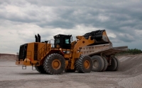 Gegenüber der H-Serie bewältigt der Cat Radlader 990K eine Nutzlast von 16 statt 15 Tonnen. So schafft er eine perfekte Teambildung mit dem Cat SKW 775, dessen Mulde nach vier Ladespielen gefüllt ist.