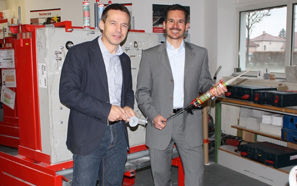 Christian Greicha (rechts) und Kurt Karl . »2015 wollen wir in Österreich dank innovativer Produkte moderat wachsen und neue Umsatzpotenziale wie etwa in der Sanitärmontagetechnik heben.«
