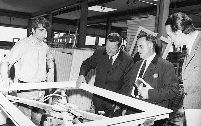 Eduard Klinger senior (2.v.l.) im Bild bei einem Betriebsbesuch im Jahr 1964.