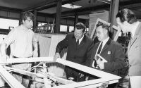 Eduard Klinger senior (2.v.l.) im Bild bei einem Betriebsbesuch im Jahr 1964.