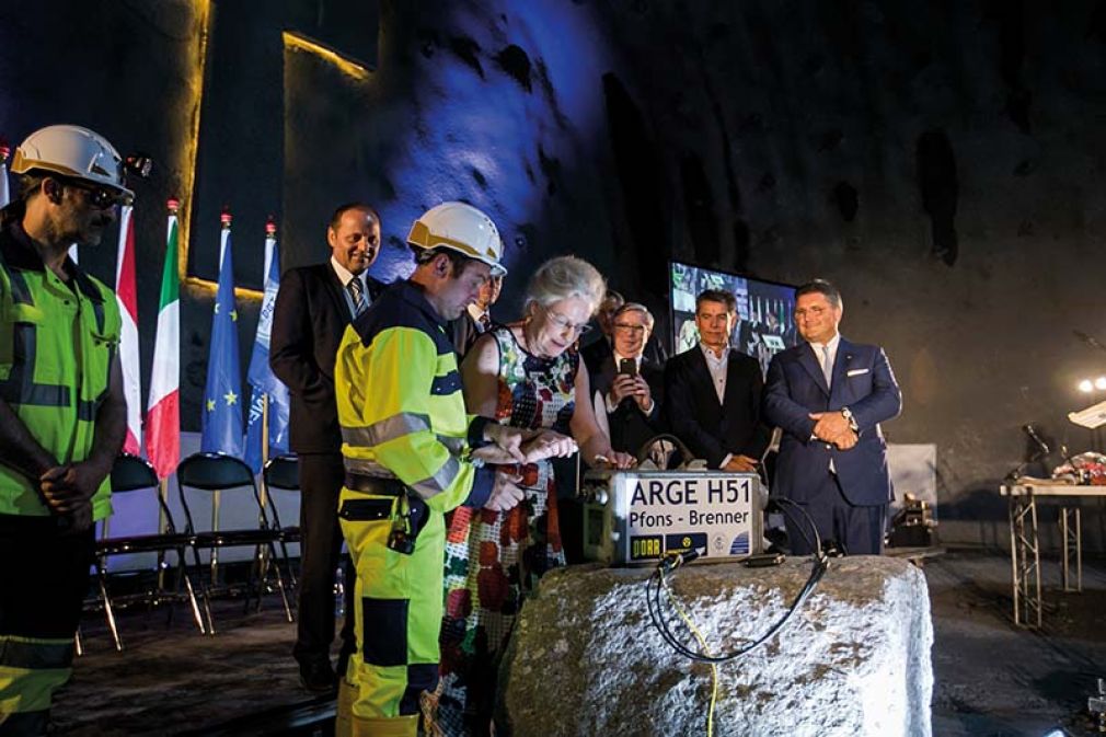 Foto: Der offizielle Tunnelanschlag erfolgte durch eine Sprengung, die von Tunnelpatin Kathleen Cox ausgelöst wurde. Aus Sicherheitsgründen erfolgte die Sprengung in einem anderen Tunnelabschnitt, abseits der Feierlichkeiten. 