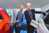 Buchautorin und E-Mobilistin Eva Rossmann eröffnet mit Andreas Dangl, Vorstand ELLA Ladeinfrastruktur AG, eine erste Schnellladestation.