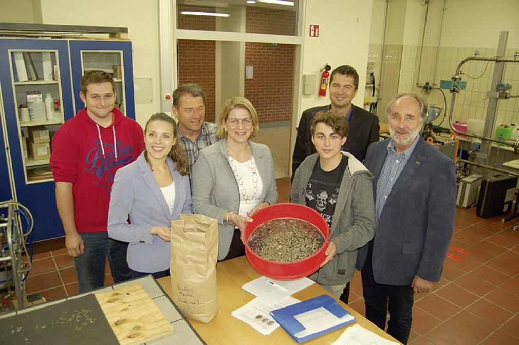 Foto:             Konrad          Langmann (l.) und Jakob Kochauf (2.v.r.) entwickeln eine neuartige Putzmaschine für Kürbiskernproben. Weiters: Carina Palenik, Bosch, August Weingartner, HTL Weiz, Angelika Kiessling und Alexander Liess, Bosch, und Manfred Fuchs, HTL Weiz.