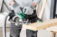 Foto: Die neue Akku-Kreissäge C3606DA mit Multi Volt benötigt weniger Strom. 