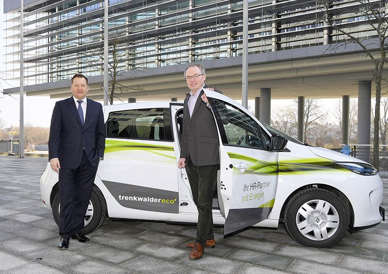 Foto: Klaus Lercher, CEO Trenkwalder, und Stephan Pernkopf, Landesrat NÖ, setzen auf Ausbau der Elektromobilität.