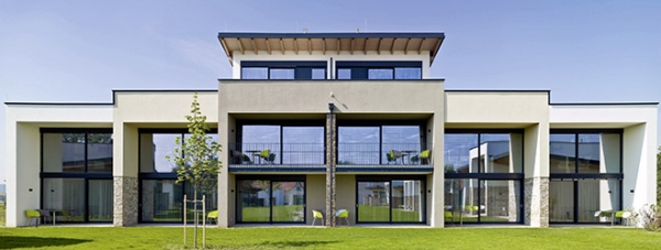 Das DCC Apartmenthotel in Atzenbrugg: zeitlos elegante Architektur im niederösterreichischen Golf-Mekka, die sich harmonisch in die Umgebung einfügt.