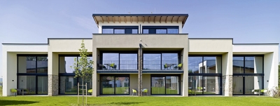 Das DCC Apartmenthotel in Atzenbrugg: zeitlos elegante Architektur im niederösterreichischen Golf-Mekka, die sich harmonisch in die Umgebung einfügt.