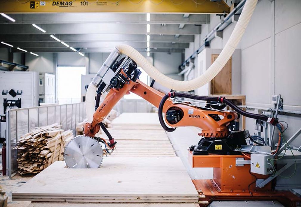 Foto: Theoretisch kann die Roboteranlage von Leidorf fast alle Materialien bearbeiten, optimiert ist sie für Brettsperrholz. 