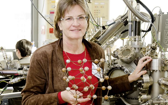 (Foto: Matthias Heisler, TU Wien) Austro-nobelpreis. Ulrike Diebold sieht sich als Grenzgängerin zwischen den Disziplinen Physik und Chemie. 