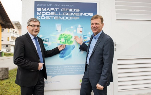 Landesrat Josef Schwaiger und Michael Strebl, Salzburg Netz GmbH, stellen Speicherlösung für die Energiewende in Köstendorf vor.